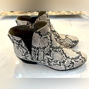 Circus by Sam Edelman Womens
PIPPER BOOT sz 6.5 Ivory Snake. Like new condition.